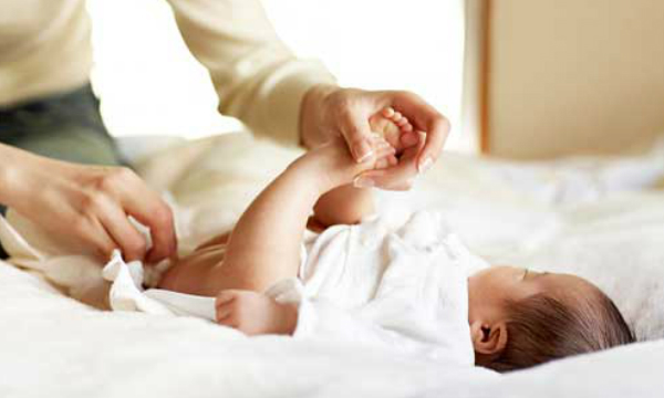 Làn da mỏng manh của trẻ mới sinh cần được chăm sóc cẩn thận