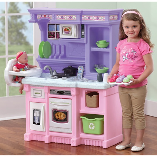 Khi chơi đồ chơi làm bếp, bé có thể học được cách sắp xếp và bảo quản đồ vật