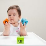 Cách chọn đồ chơi bằng nhựa không hóa chất cho bé an toàn