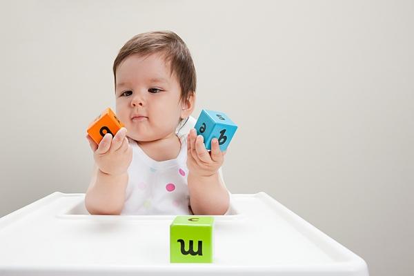 Cách chọn đồ chơi bằng nhựa không hóa chất cho bé an toàn