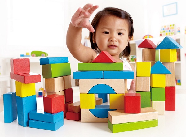 Đồ chơi hình khối giúp bé phân biệt được màu sắc