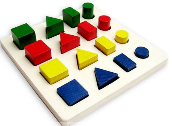 Đồ chơi xếp hình giúp bé phân biệt được màu sắc