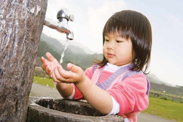 Rửa tay trước khi ăn và sau khi vệ sinh sẽ góp phần giúp bé tránh được vi khuẩn