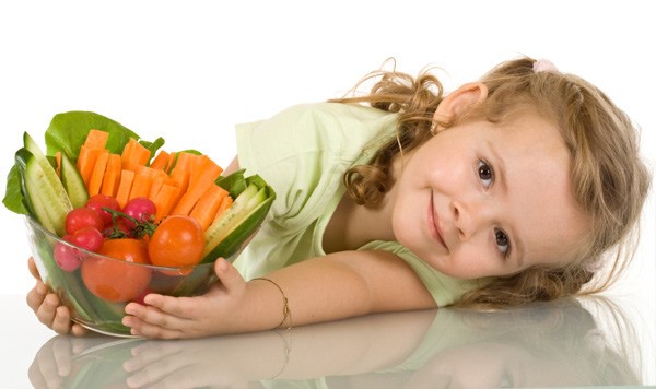 Mẹ nên bổ sung nhiều dưỡng chất có chứa nhiều vitamin A, sắt, caxi... để tăng cường sức đề kháng cho bé