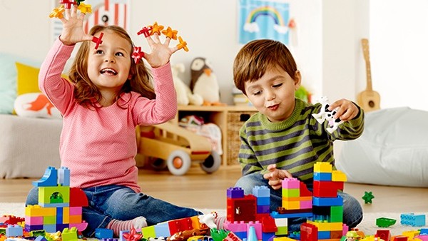 Khi bé đến độ tuổi đi học khoảng từ 5 - 7 tuổi, mẹ nên chọn những món đồ chơi phức tạp hơn