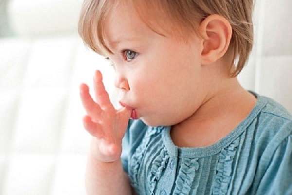 Trẻ mút ngón tay gây hại cho hệ tiêu hóa