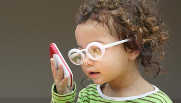 Smartphone gây hại cho đôi mắt của trẻ nhỏ