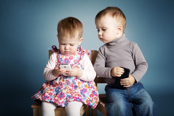Smartphone hạn chế khả năng giao tiếp của trẻ