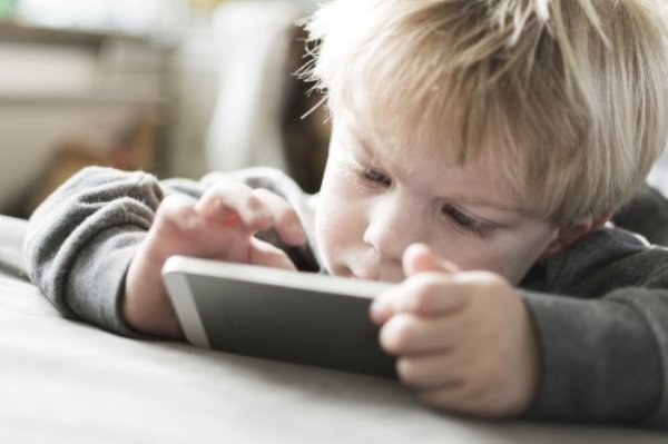 Smartphone khiến trẻ bị nghiện