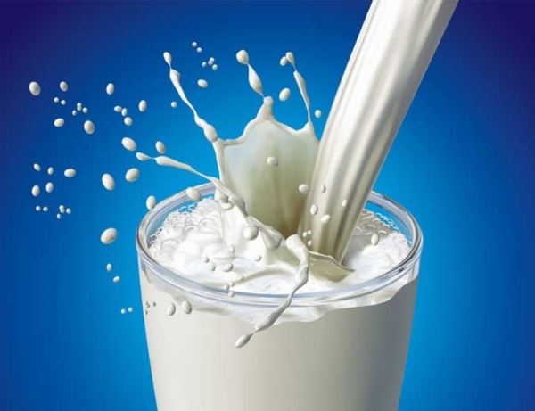 Sữa cũng là một thực phẩm chứa nhiều vitamin D mà bà bầu nên uống thường xuyên