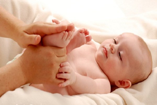 Xoa dầu vào lòng bàn chân để giữ ấm cho trẻ