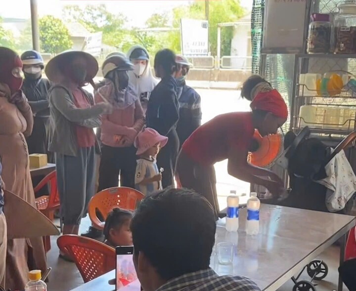 Ba mẹ con đi bộ xuyên miền Trung dưới nắng 40 độ C được hỗ trợ lên taxi về nhà