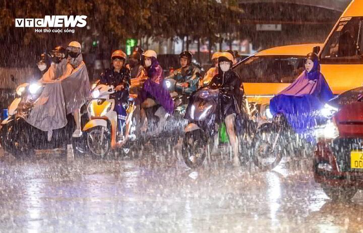 Miền Bắc đón không khí lạnh cuối mùa, trời chuyển mưa lớn