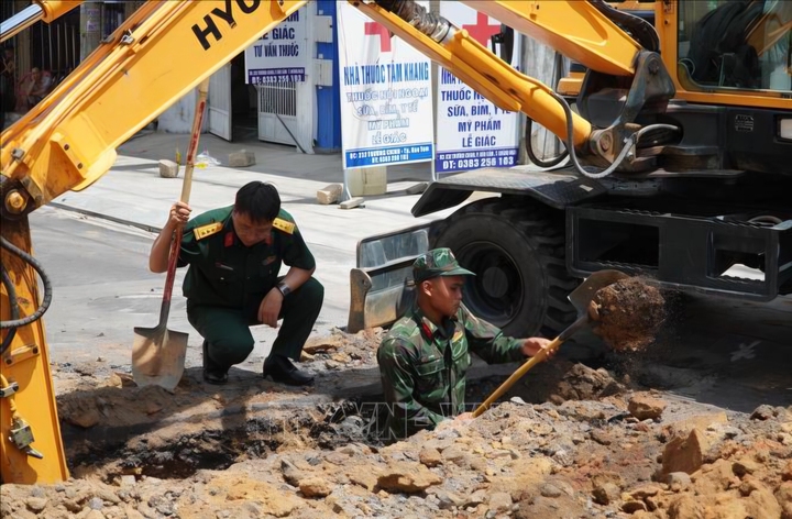 Quảng Ngãi: Đào rãnh thăm dò, tìm kiếm hài cốt liệt sĩ tại đường Trường Chinh