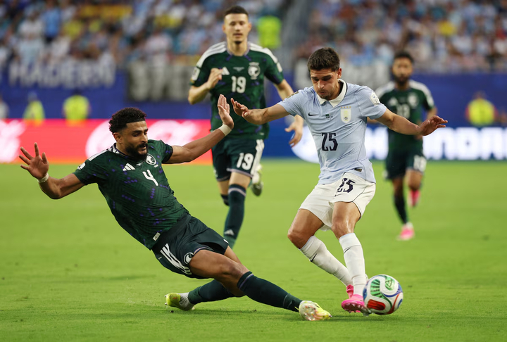 Cầu thủ Uruguay bỏ hành lý ở vỉa hè, xếp hàng chờ chó nghiệp vụ kiểm tra