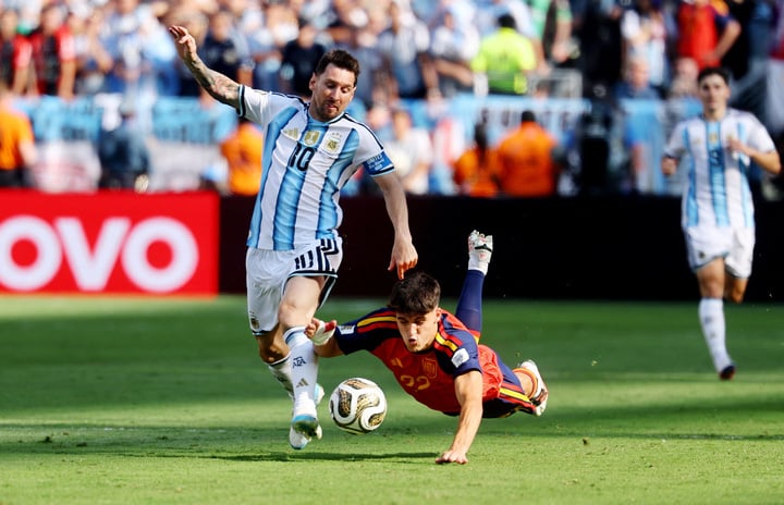 Cậu bé 1 tuổi nằm cạnh Messi cùng Tây Ban Nha đánh bại Argentina gây sốt