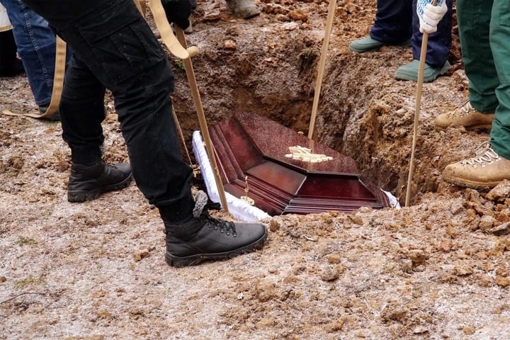 Chiếc bút bi đâm thủng trực tràng bé trai 12 tuổi