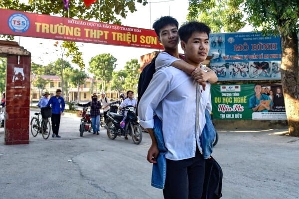Nam sinh cõng bạn đi học 10 năm liền đã tốt nghiệp bác sĩ Y khoa